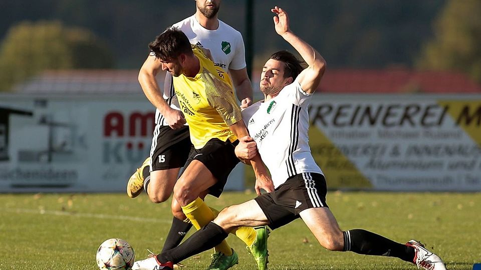Der TSV Reuth (in Weiß-Schwarz) und der SV Kulmain (in Gelb-Schwarz) rangieren zur Winterpause im "ruhigen Fahrwasser" der Tabelle. Unser Bild stammt aus dem Jahr 2023.