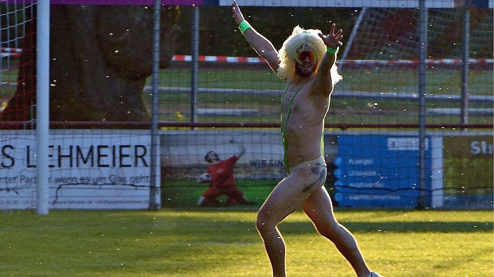 Kam „friedlich“ und ging „freiwillig“: Ein Flitzer im „Borat-Anzug“.