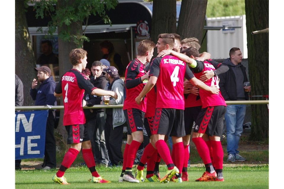 Jubel in Rot: Freiburg gewinnt gegen Hollenbach mit 3:0. Foto: Frank Stutz