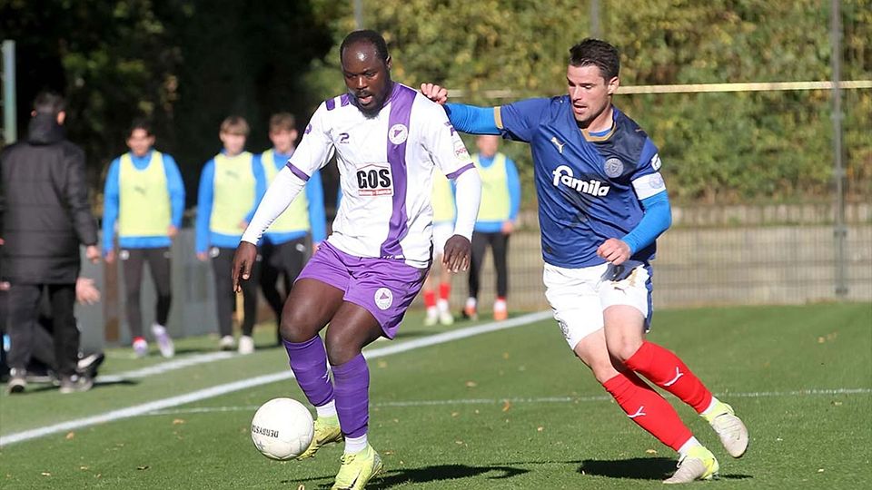 Moshood Adesanya, Offensivjuwel des VfR Neumünster und hier im zweikampf mit malte Petersen (Holstein Kiel II)  wird wohl nicht einsatzfähig sein.