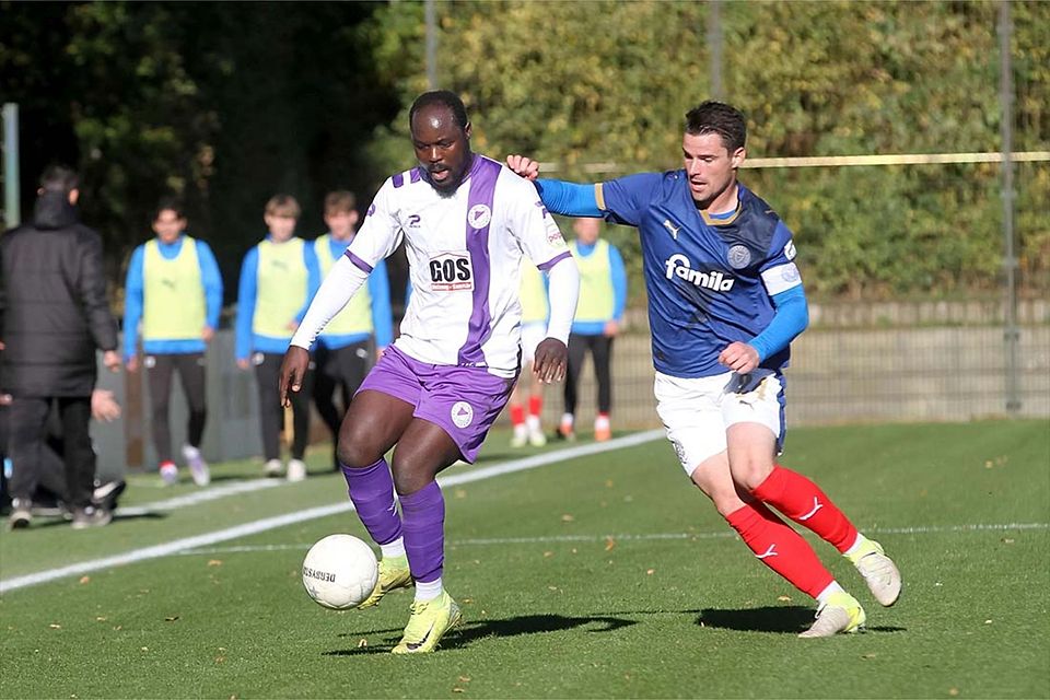 Moshood Adesanya, Offensivjuwel des VfR Neumünster und hier im zweikampf mit malte Petersen (Holstein Kiel II)  wird wohl nicht einsatzfähig sein.