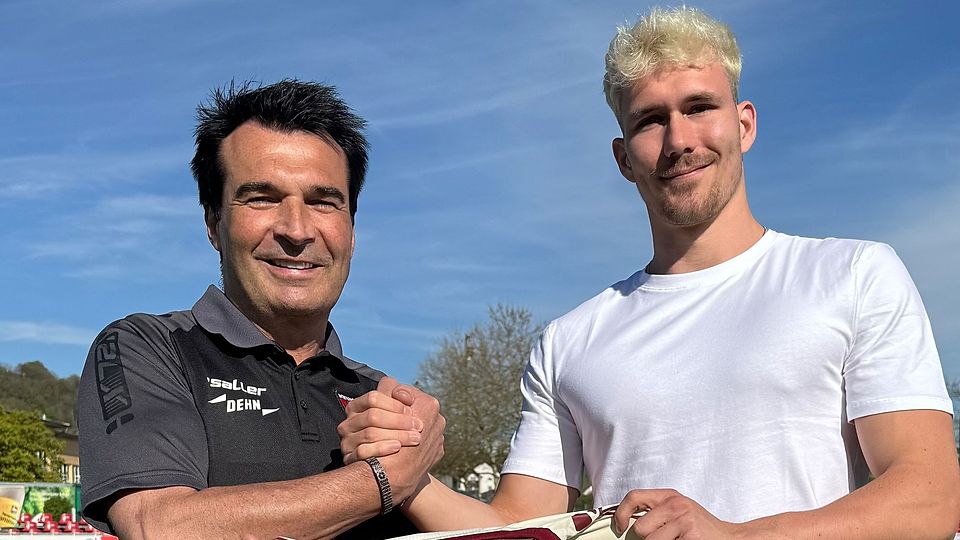 Neumarkts Sportlicher Leiter Stefan Pröpster (links) begrüßt Peter Grübl am Deininger Weg.