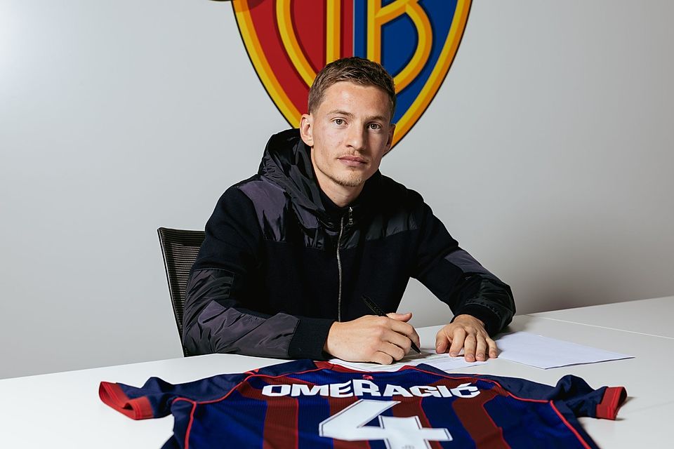 Becir Omeragic unterschreibt seinen langfristigen Vertrag beim FC Basel 1893 bis 2029.