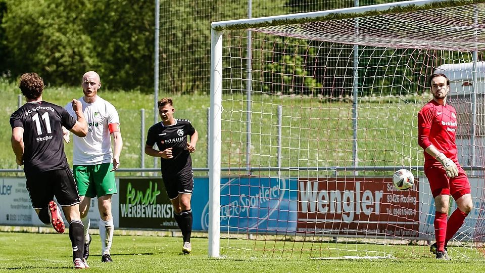 Volltreffer im zweiten Versuch: Schwaigs Markus Strasser (l.) hat zum 1:0 abgestaubt, nachdem Brunnthals Torwart Maximilian Geisbauer (r.) zuvor einen Schuss von Raffi Ascher (3. v. l.) abgewehrt hatte. Brunnthals Kapitän Simon Neulinger ist sichtlich konsterniert.