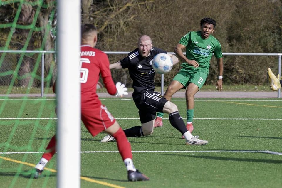 Das Tor des Spitzenreiters ins Visier genommen: Der Marienborner Kalon-Jamal Prator (rechts), Barbaros-Akteur Fabien Spreitzer wirft sich in den Schuss, den Keeper Daniel Brand erwartet.	Foto: Stefan Sämmer/sfs
