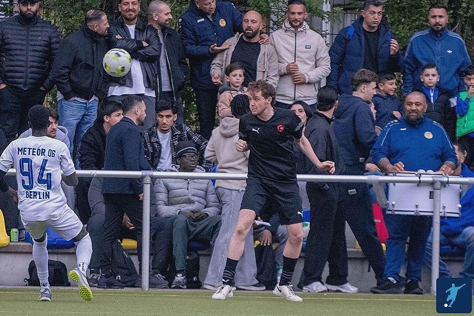 Köpenicker FC (dunkel) in Aktion