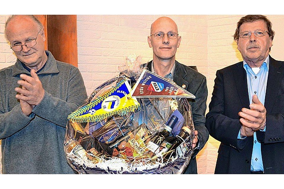 Applaus, Applaus: Hans-Ludwig Suhr (li.) und Manfred Klarmann (re.) mit Bernd Bleitzhofer, der für 50-jährige Mitgliedschaft im ETSV Weiche geehrt wurde. Foto: Heldt