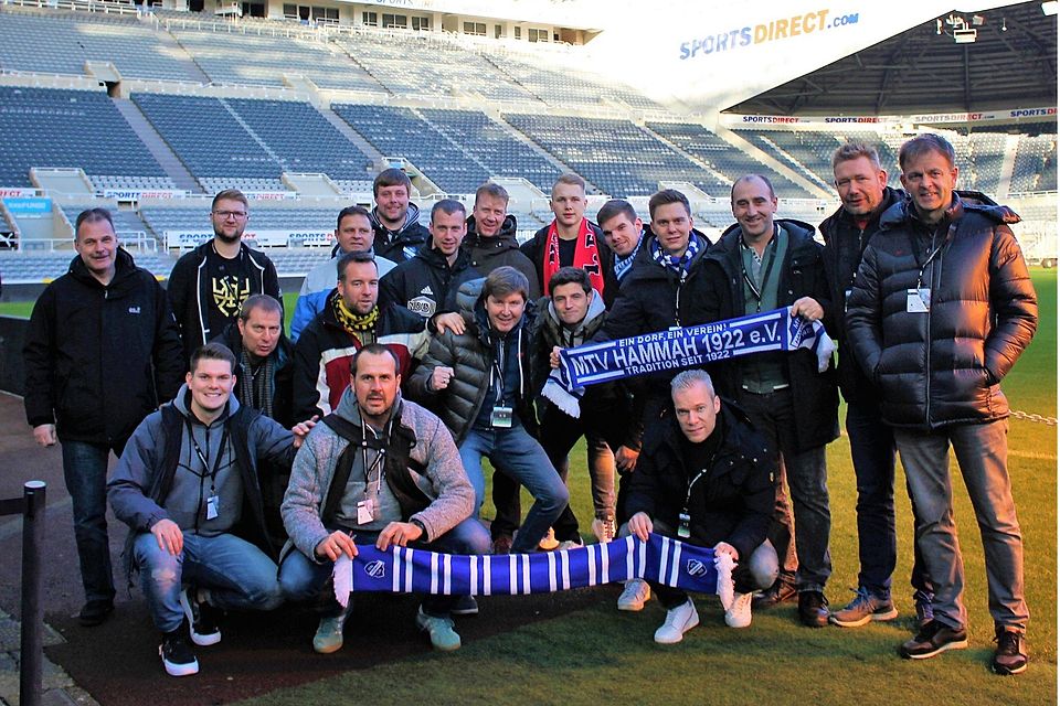 Die 19-köpfige Hammaher Reisegruppe im Stadion von Newcastle United.  