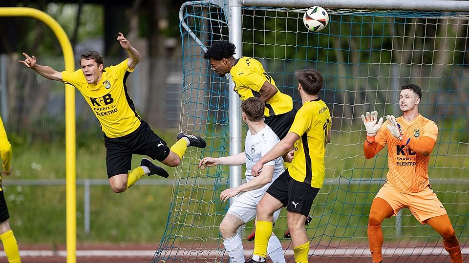 Dem FC Amberg (gelbe Trikots) droht der Direktabstieg in die Bezirksliga.