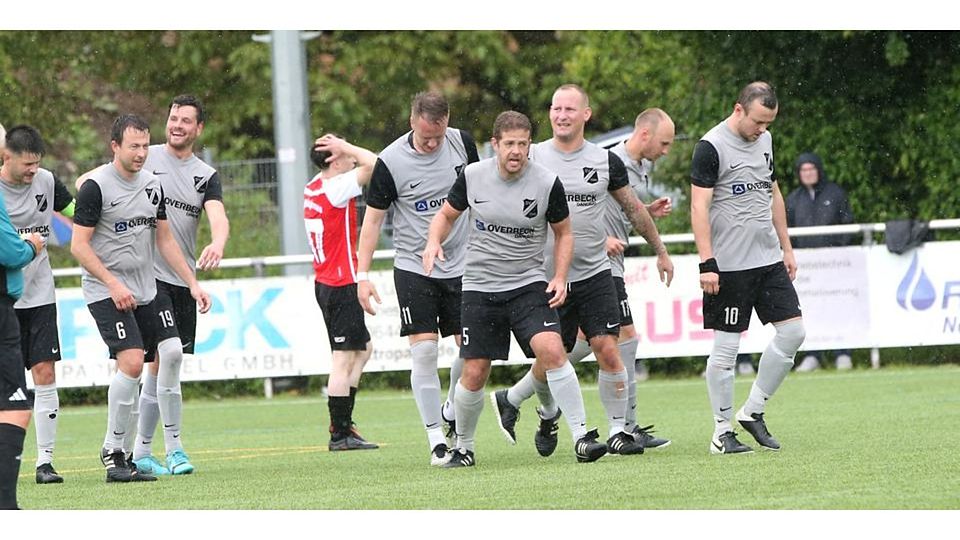 Jubeln über ihren Treffer zum 2:0: die Spieler des SV Kölschhausen. Jubeln über ihren Treffer zum 2:0: die Spieler des SV Kölschhausen. © Steffen Bär