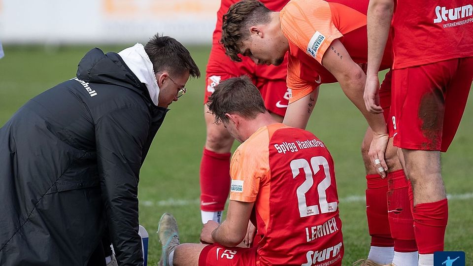 Sorgen um Tobias Lermer (Nr. 22): Er musste am Samstag gegen Schwaben Augsburg früh raus.