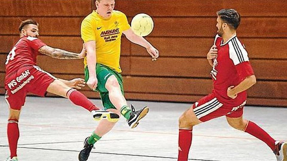 Abbehausens Fußballer (gelbe Trikots) gewannen den Wesermarsch-Wintercup und gehen als Favorit ins Turnier um die Nordenhamer  Stadtmeisterschaft. Dennis Weiß