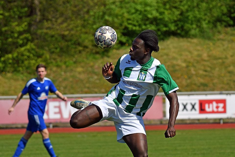 Wilson Baldwin vom FC Aschheim präsentiert gegen den ASV Dachau die hohe Kunst des Fußballs, kann aber die 0:2-Heimniederlage seiner Mannschaft nicht verhindern.
