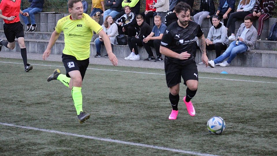 Mit einem listigen Heber in der 13. Minute leitete Rayan Ben Nasr (rechts) den 3:2 (2:0)-Derbysieg des SV Dreis-Tiefenbach beim SV Eckmannshausen ein. Marcel Rode (38. und 54.) erhöhten auf 3:0 für die Gäste, ehe Julian Koch (69.) und Spielertrainer Matthias Friedrich (87.) für eine spannende Schlussphase in der Arena am Waldhang sorgten, zumal die Gäste kurz nach dem 2:3 eine Rote Karte quittieren mussten (89.).
