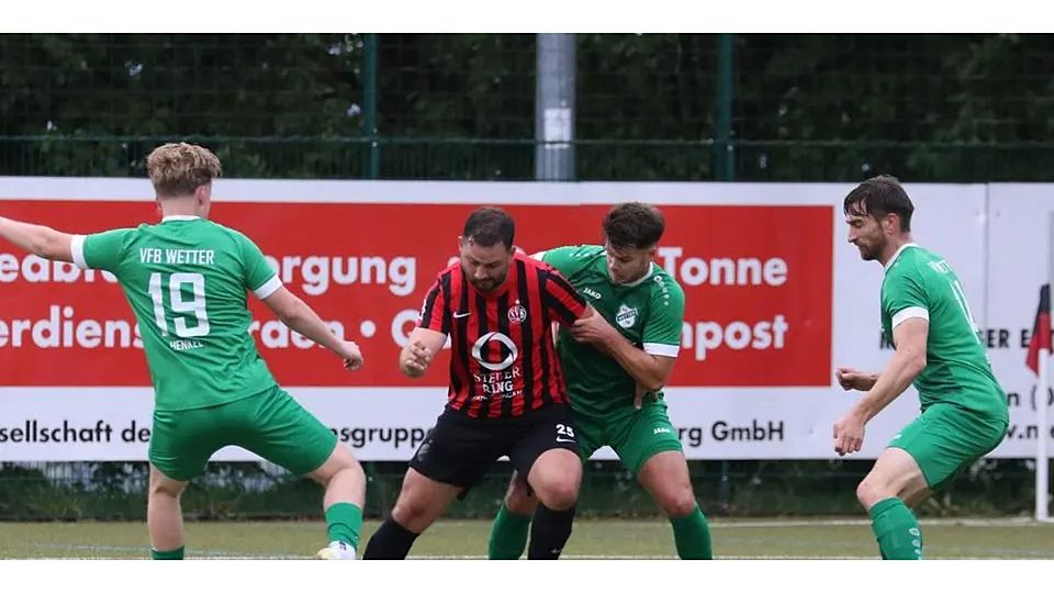 Andreas Schoch (rotes Trikot) vom Fußball-Gruppenligisten SV Bauerbach lässt sich auch von Robin Dempt (2.v.r.) vom VfB Wetter nicht stoppen. © Jens Schmidt