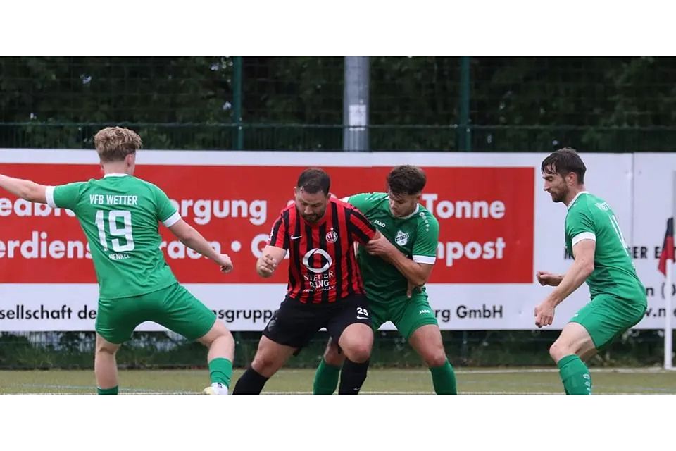 Andreas Schoch (rotes Trikot) vom Fußball-Gruppenligisten SV Bauerbach lässt sich auch von Robin Dempt (2.v.r.) vom VfB Wetter nicht stoppen. © Jens Schmidt