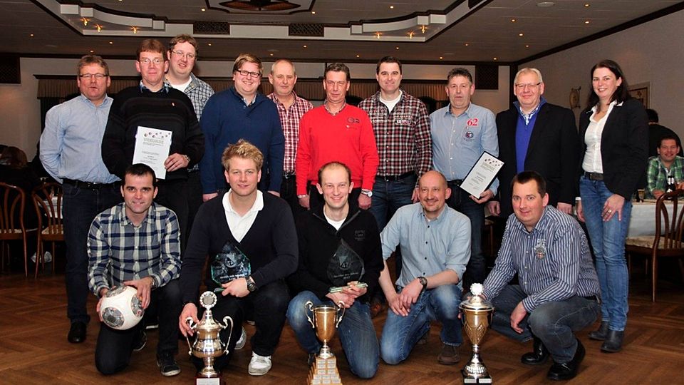 Mit Vertretern des Kreisfußballverbandes und dem Vorstand des SV Fortuna stellten sich die Geehrten und Pokalgewinner zum Foto. Foto: Andreas Hömer