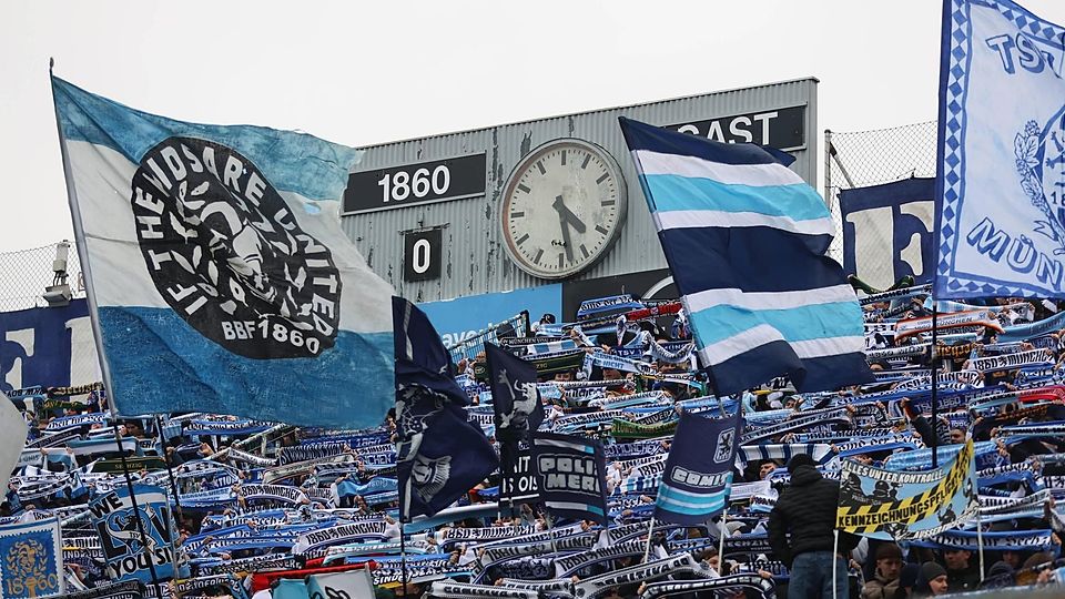 Vom Grünwalder Stadion in die Welt: Die Podcaster „Harry & Flo“ senden live aus der Westkurve.