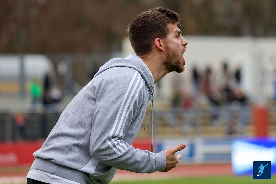 Niklas Reutelhuber absolviert den A-Lizenz-Lehrgang und darf daher auch offiziell als Cheftrainer firmieren. Niklas Reutelhuber absolviert den A-Lizenz-Lehrgang und darf daher auch offiziell als Cheftrainer firmieren.