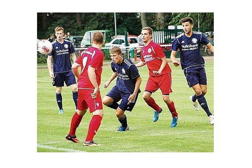 Ausgeschieden: Die Wildeshauser Fußballer um Jannik Wallner (2. von rechts) und Majues-Gebhardt-Bauer (vorne) scheiterten im Bezirkspokal an BW Lohne.   Bild: Michael Hiller