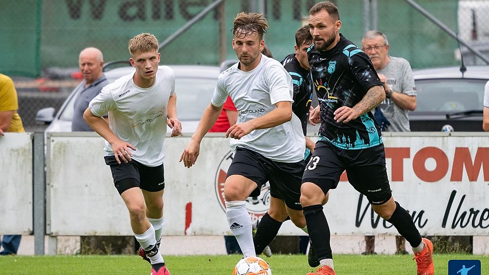 Maximilian Zischler (dunkles Trikot, am Ball) ist seit drei Monaten Spielertrainer beim VfB Straubing 