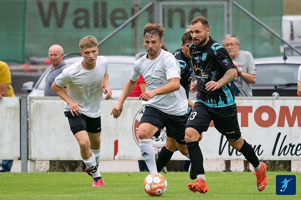 Maximilian Zischler (dunkles Trikot, am Ball) ist seit drei Monaten Spielertrainer beim VfB Straubing 