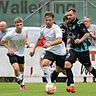 Maximilian Zischler (dunkles Trikot, am Ball) ist seit drei Monaten Spielertrainer beim VfB Straubing 
