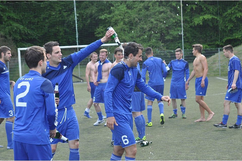 Prickelnde Sache: Die Mannschaft des SV Konz feiert die Bezirksliga-Meisterschaft. Foto: Alfred Weinandy/SV Konz