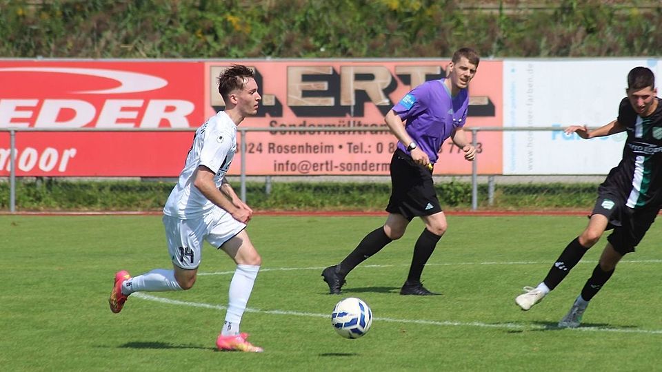 Der SV Waldperlach (weiß) holt nach einem dramatischen Last-Minute-Ausgleich einen Punkt gegen den TuS Holzkirchen.