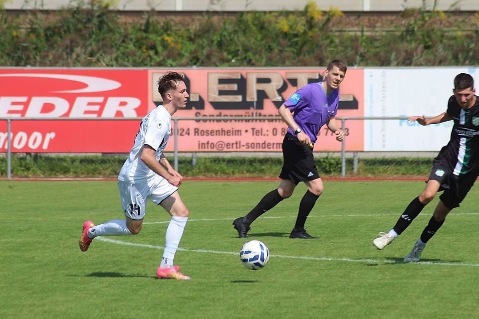 Der SV Waldperlach (weiß) holt nach einem dramatischen Last-Minute-Ausgleich einen Punkt gegen den TuS Holzkirchen. Der SV Waldperlach (weiß) holt nach einem dramatischen Last-Minute-Ausgleich einen Punkt gegen den TuS Holzkirchen.