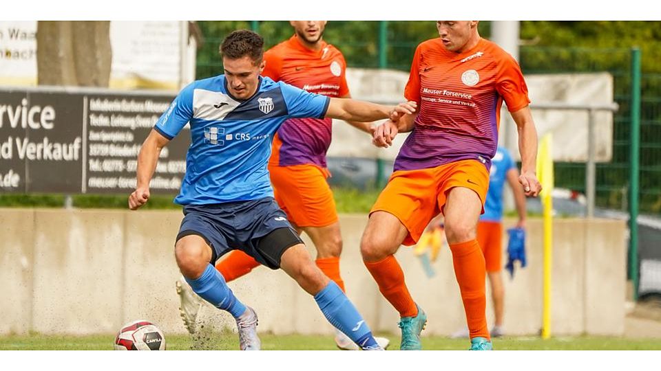  Hier ist Tom Berger (l.) zuerst am Ball, am Ende kassiert sein VfB Aßlar aber eine 0:3-Niederlage gegen Darius Herzler (r.), Cem Bekir und Co. von TuSpo Beilstein. © Isabel Althof 