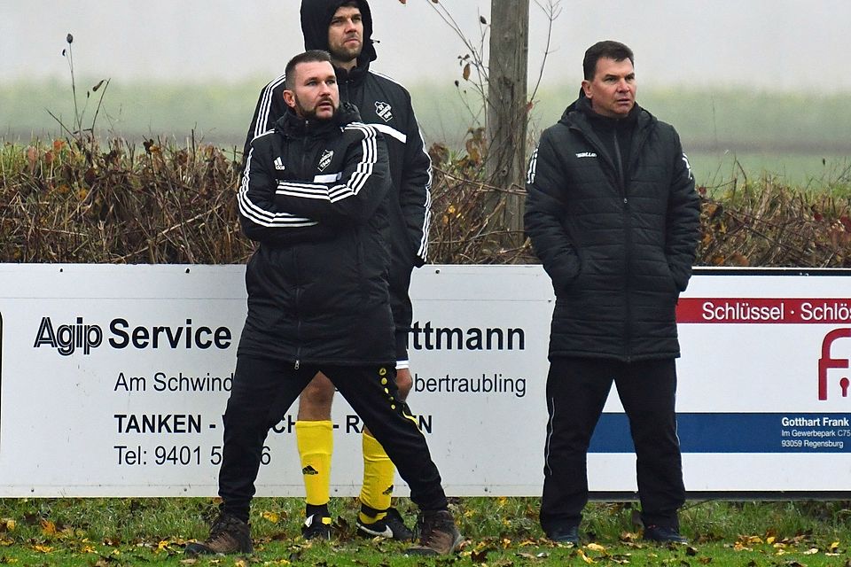 Christian Wöhnl (links) gibt beim SV Harting als Trainer die Richtung vor.