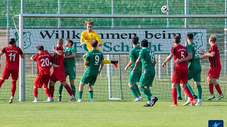 Die SpVgg Willmering-Waffenbrunn (in Rot) feierte in Schlicht den ersten Bezirksliga-Sieg ihrer Geschichte.