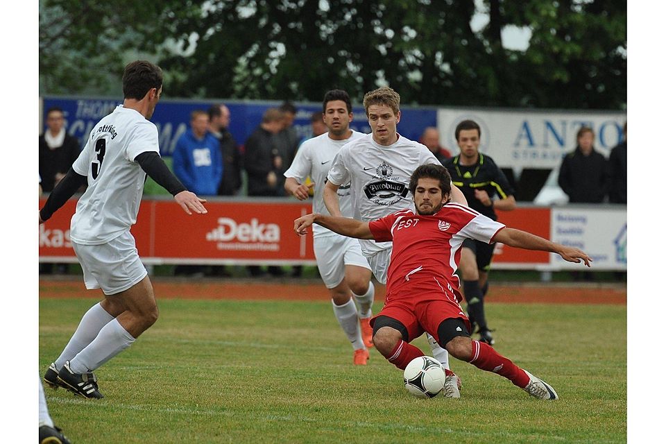 Den entscheidenden Tick schneller war der FC Wallersdorf beim 2:0-Erfolg gegen den FC Gottfrieding. Foto: Paul Hofer