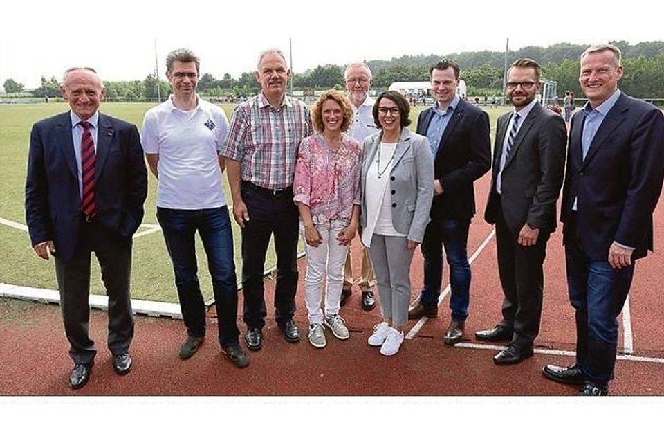 Zum Vereinsjubiläum des 1. FC Rheinbach gratulierte unter anderem Bürgermeister Stefan Raetz (3. v. l.) dem Vorstand um Andrea Schmidt (bunte Bluse) und Norbert Schnekel (2. v. l.). FOTO: AXEL VOGEL