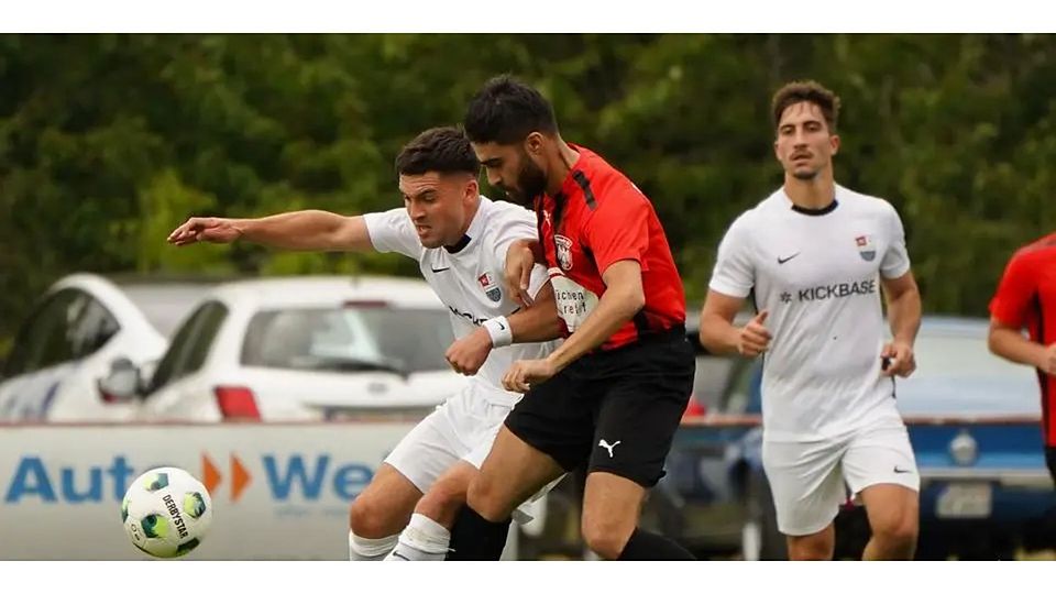 Patrick Schmidt (l.) und der FC Schöffengrund setzen sich in der Fußball-A-Liga gegen Eintracht Wetzlar und Ugur Cece durch. © Isabel Althof