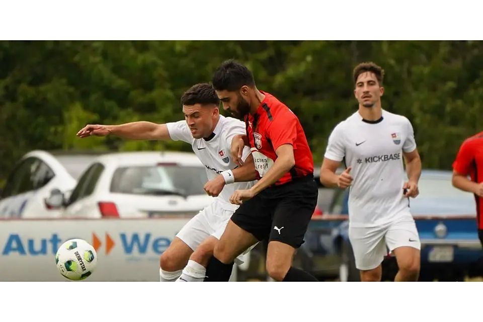 Patrick Schmidt (l.) und der FC Schöffengrund setzen sich in der Fußball-A-Liga gegen Eintracht Wetzlar und Ugur Cece durch. © Isabel Althof