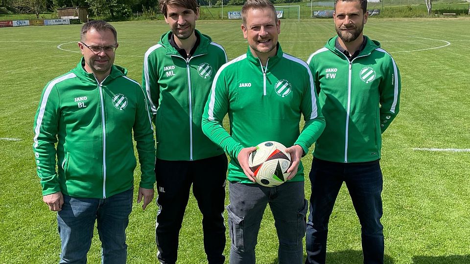 2. Vorsitzender Bernhard Lindner (links), Spartenleiter Martin Lehner (Zweiter von links) und sein Stellvertreter Fabian Wudy (rechts) freuen sich, Lukas Emmerich als neuen Trainer beim SV Kohlberg begrüßen zu dürfen.