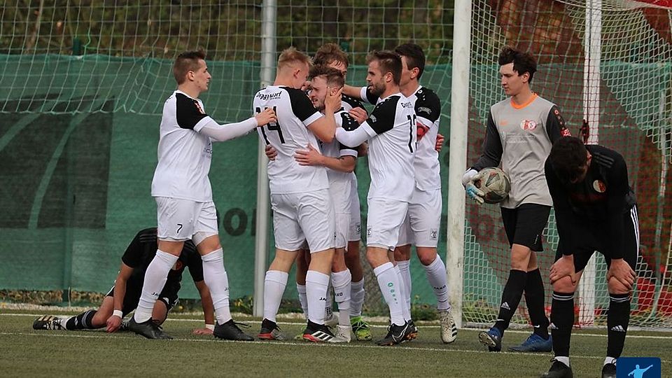 Ein 5:1-Erfolg gelang der SpVgg Grün-Weiß Deggendorf beim Gastspiel in Vilsbiburg, die damit wieder an der Tabellenspitze der Bezirksliga West steht.