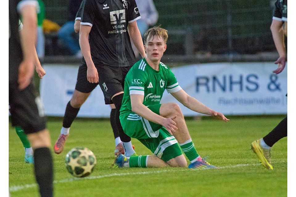 Reingekniet: Leander Bublitz und die Grünwalder Fußballer zeigen starken Zusammenhalt auf dem Platz.