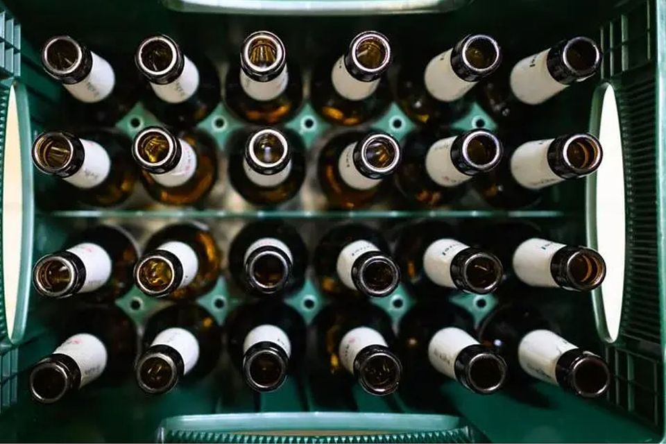 Kann bei Amateurfußballvereinen im Rheingau-Taunus-Kreis unterschiedlich teuer sein: Die Kiste Bier. Kann bei Amateurfußballvereinen im Rheingau-Taunus-Kreis unterschiedlich teuer sein: Die Kiste Bier.