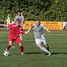 Nur schwer zu halten: Falk Gross (Eintracht Norderstedt II, li.).