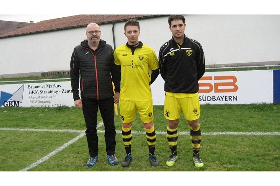 Freude über eine Neuverpflichtung: Abteilungsleiter Dieter Große, Neuzugang Christan Biersack und Spielertrainer Florian Gögl (von links nach rechts).