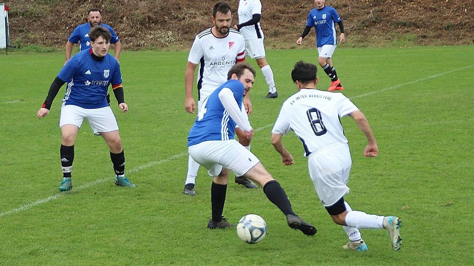Beim B-Klassen-Duell zwischen den Drittvertretungen von Inter Bergsteig Amberg und dem TuS Rosenberg landete gefühlt jeder Schuss im Tor.