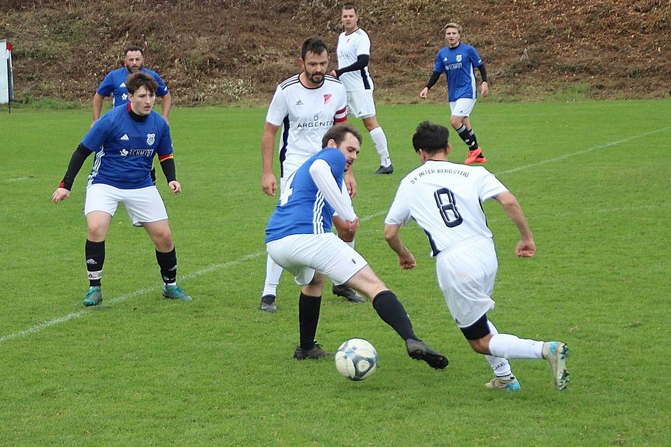Beim B-Klassen-Duell zwischen den Drittvertretungen von Inter Bergsteig Amberg und dem TuS Rosenberg landete gefühlt jeder Schuss im Tor.