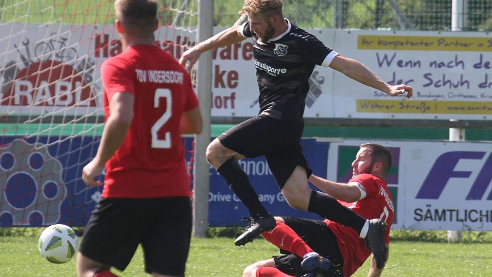 Nach drei Siegen zum Saisonstart hat es Philipp Spielberger (Mitte) und den FC Tandern erwischt. In Indersdorf (rote Trikots) gab’s ein 1:4.