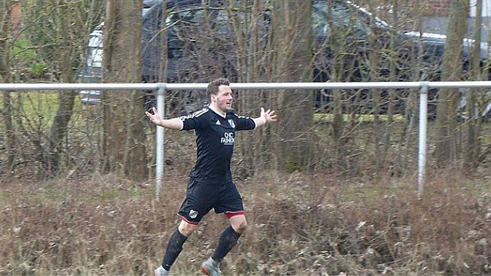 In Feierlaune: Tobias Scholle erzielte heute genau wie sein Teamkollege Nezar Housni zwei Treffer im Derby. F: Dickgreber
