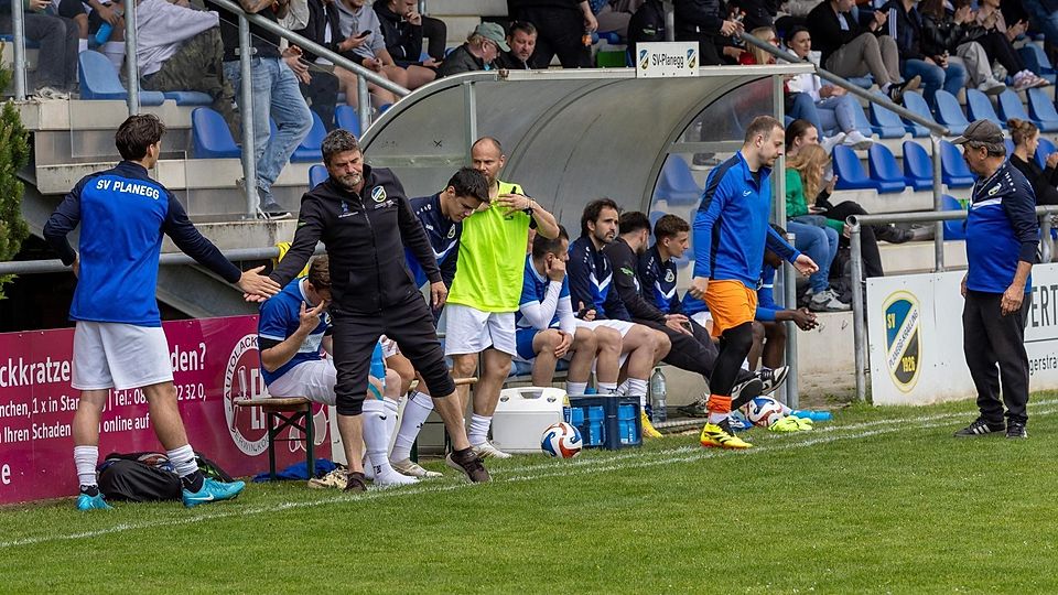 Enttäuschung trotz Heimsiegs: Der 2:1-Erfolg über den SV Bad Heilbrunn half dem SV Planegg-Krailling von Coach Pero Vidak (2.v.l.) im Fernduell nicht, weil Konkurrent FC Wacker München auch siegte.