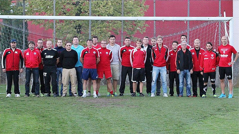 Die Teilnehmer gemeinsam mit dem Trainerduo des SSV Jahn Regensburg, Alexander Schmidt und Harry Gfreiter (r.). Foto: Rossmann