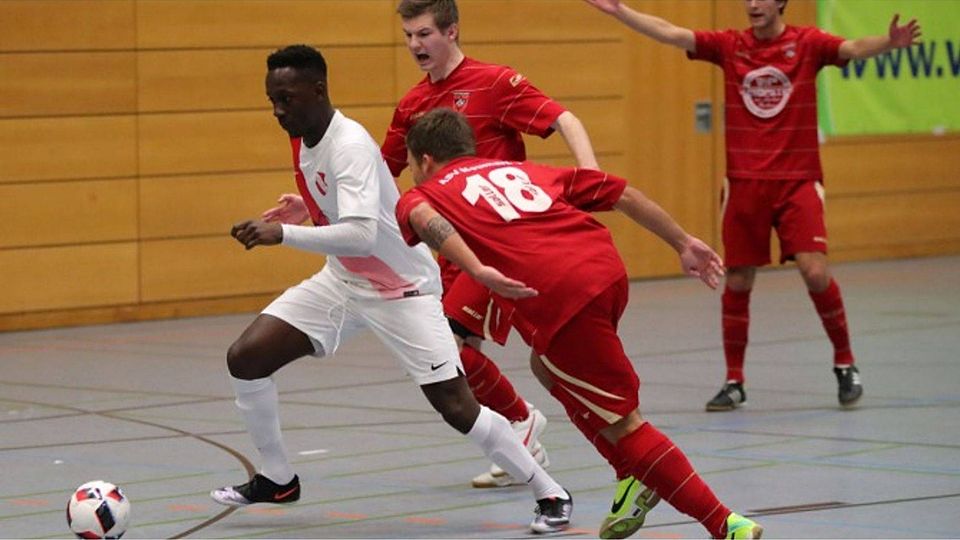 Nicht zu stoppen: Vignon Amegan (am Ball) traf im Halbfinale und im Endspiel der "Mittelfränkischen" jeweils doppelt und hatte damit wesentlichen Anteil am Triumph des ATSV Erlangen. F: Giurdanella